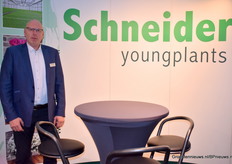 Evert-Jan Luijtjes van Schneider Youngplants stond op de beurs met hun catalogus van hun Violen, Plimula's en Ronunkels.